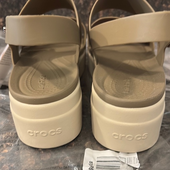 NWT - 11W CROCS Cream Sandals with Chunky Platform and Wide Straps - Picture 9 of 10